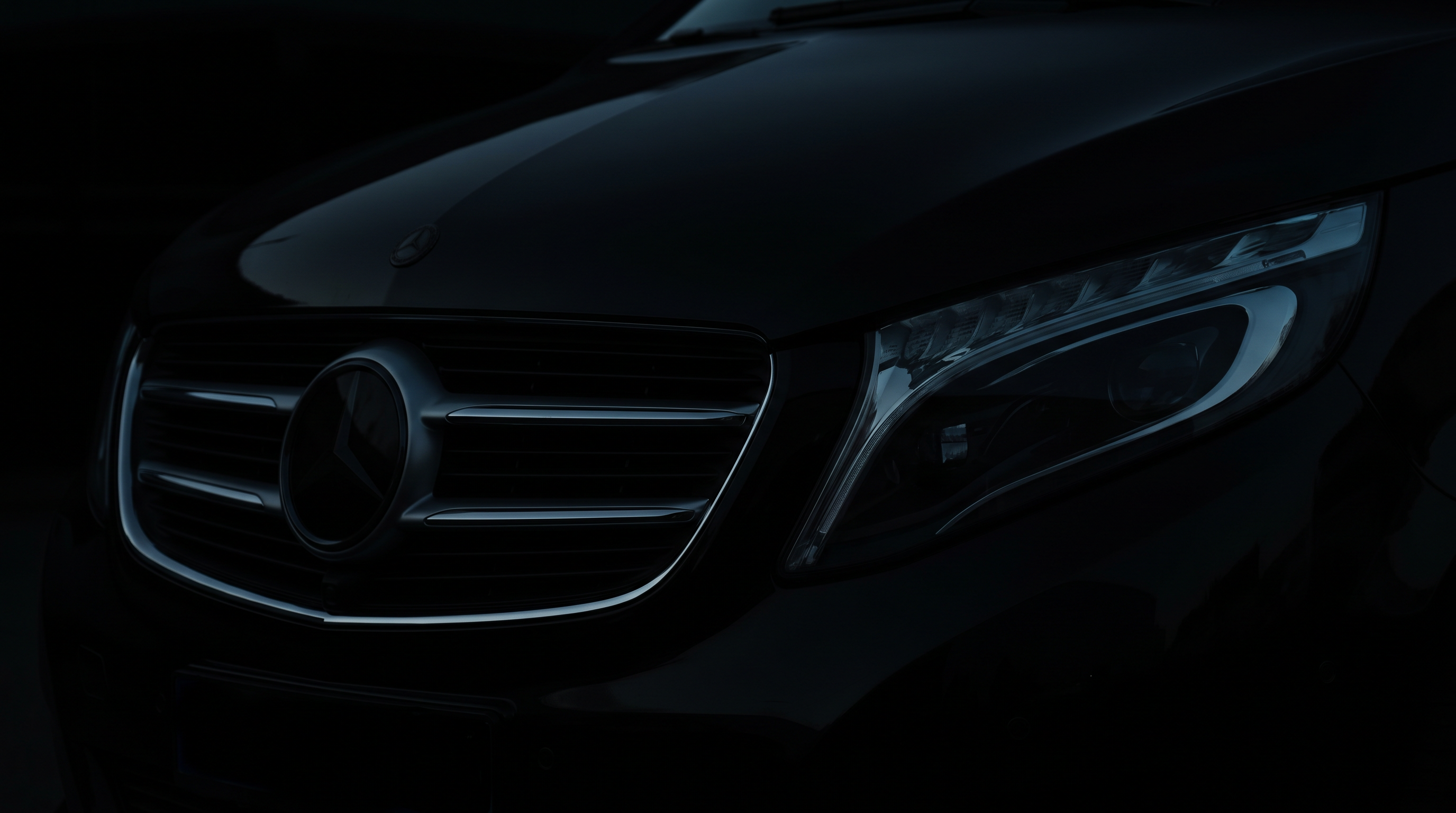 Face avant de la Mercedes-Benz Classe V noire dans l'obscurité